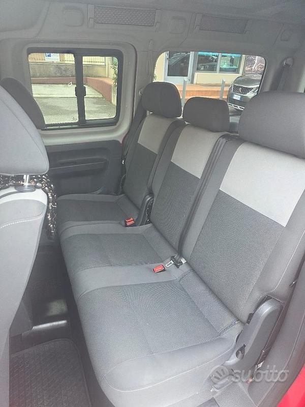 Begagnad VW Caddy 102 HK (75 kW) 2011 Röd Minibuss