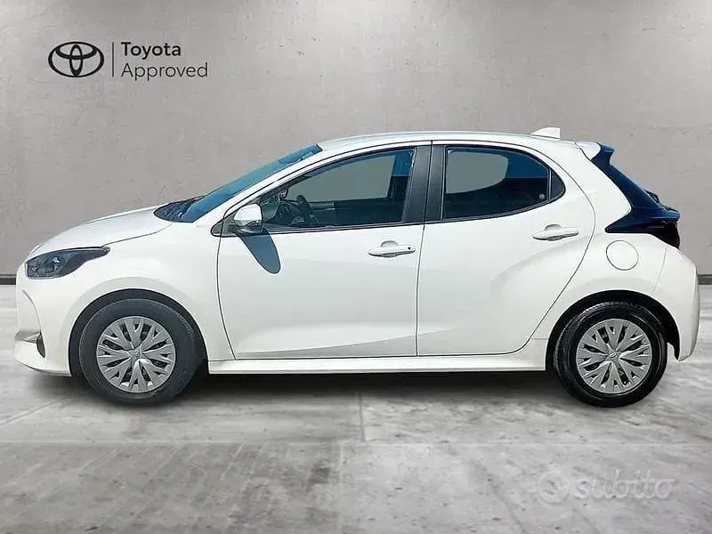 Usata Toyota Yaris Hybrid Active 92 CV (67 kW) 2022 Bianco Berlina