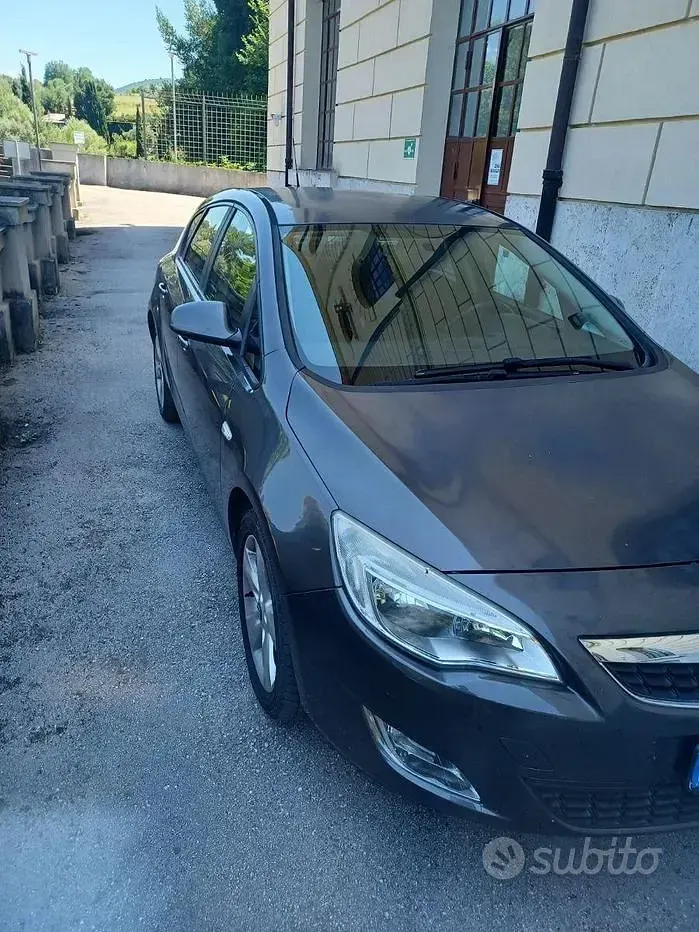 Usata Opel Astra 110 CV (80 kW) 2012 Grigio Berlina