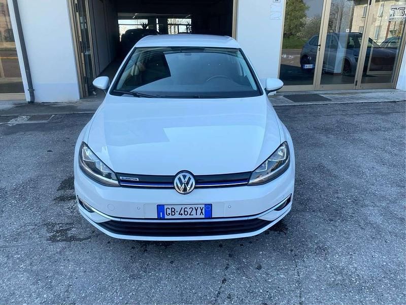 Begagnad VW Golf VIII Highline 131 HK (96 kW) 2020 Vit Sedan