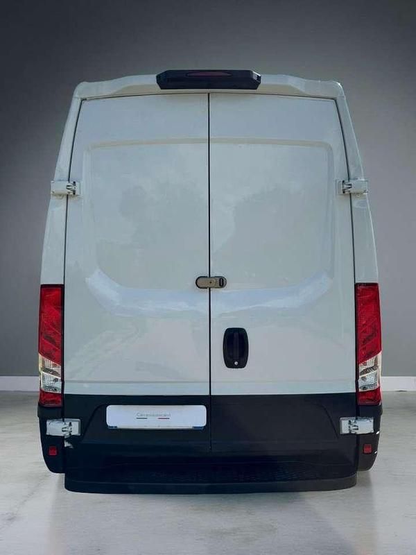 Usata Iveco Daily 136 CV (100 kW) 2022 Bianco(met.) Berlina