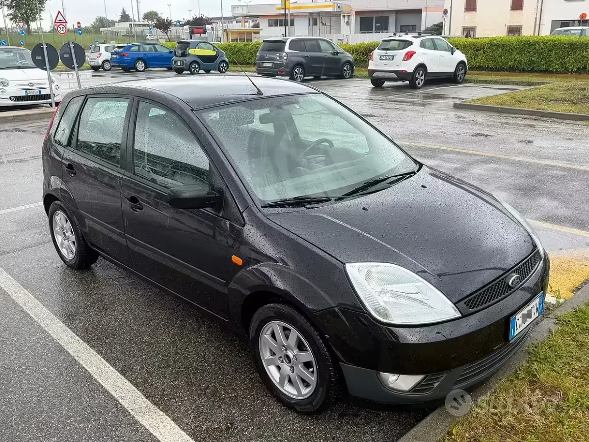 Second-hand Ford Fiesta 75 CP (55 kW) 2004 Negru Hatchback