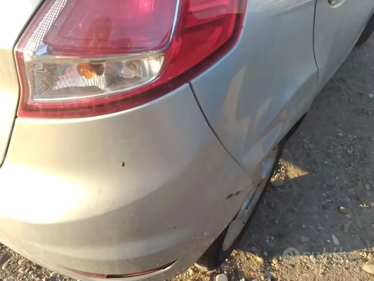 Usata Ford Fiesta 75 CV (55 kW) 2013 Berlina
