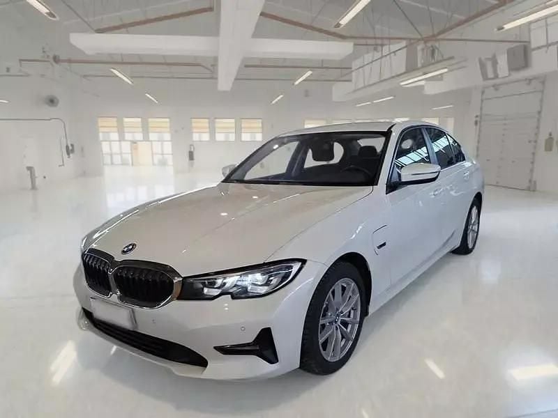 Usata BMW 330e Advantage 184 CV (135 kW) 2021 Bianco Berlina