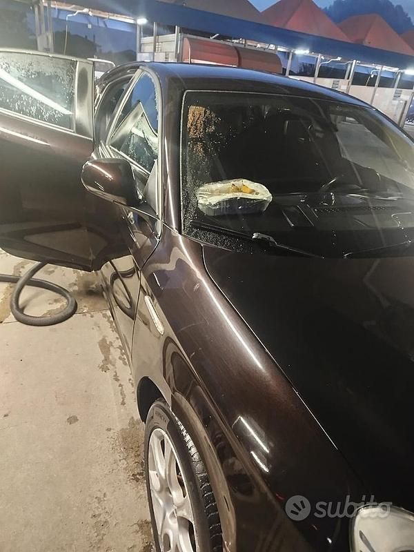 Nero Usata 2012 Alfa Romeo Giulietta Due volumi | 5000 € - Immagine 1/4