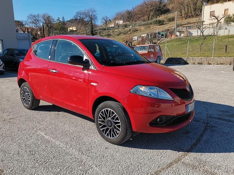 Usata Lancia Ypsilon Gold 85 CV (62 kW) 2019 Rosso Utilitaria