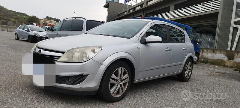 Usata Opel Astra 82 CV (60 kW) 2008 Grigio Berlina