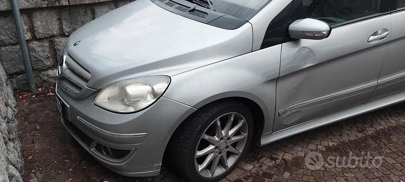 Grigio Usata 2005 Mercedes B180 Monovolume | 2000 € (Buon prezzo) - Immagine 1/4
