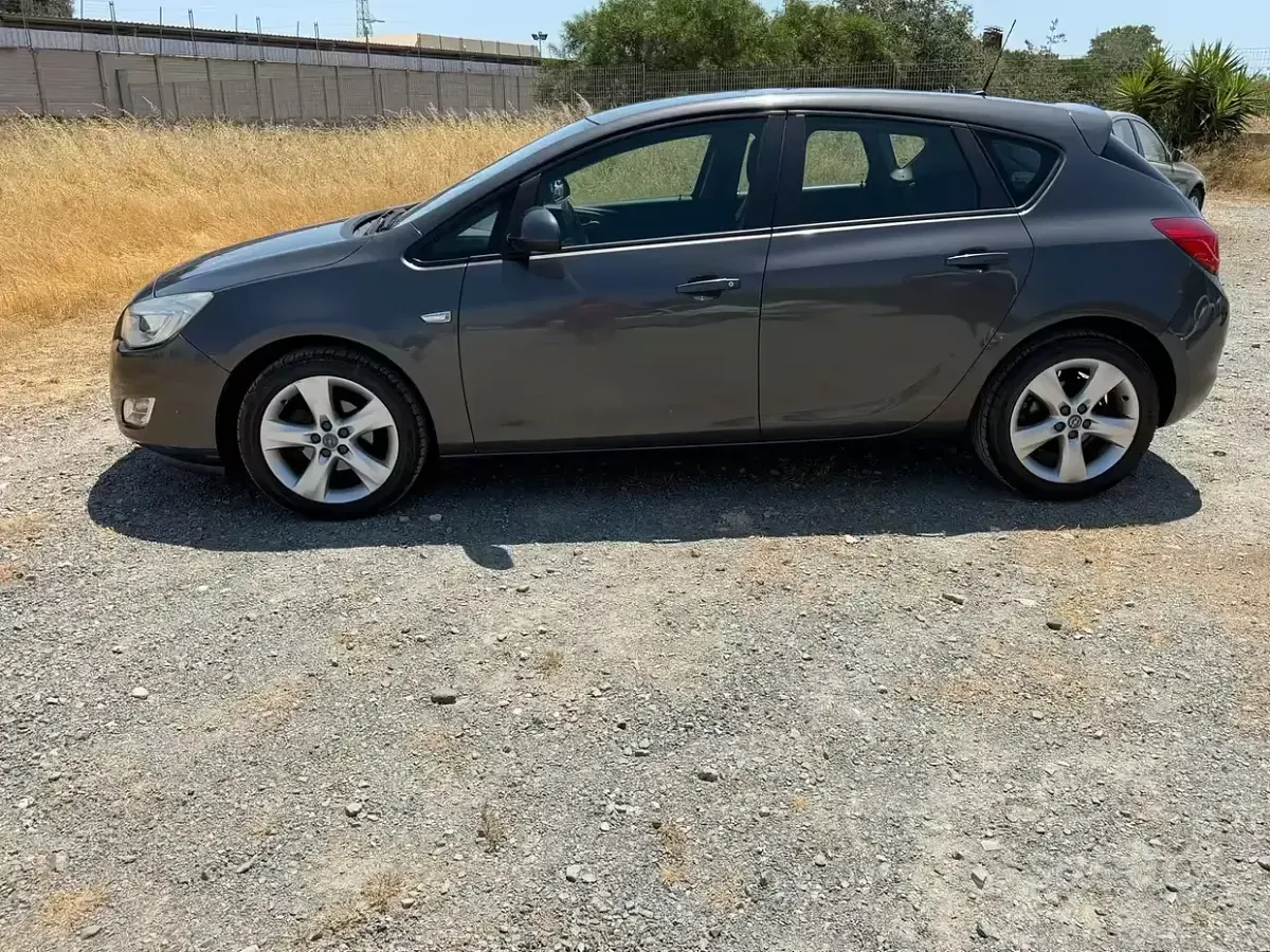 Usata Opel Astra 115 CV (84 kW) 2011 Grigio Berlina