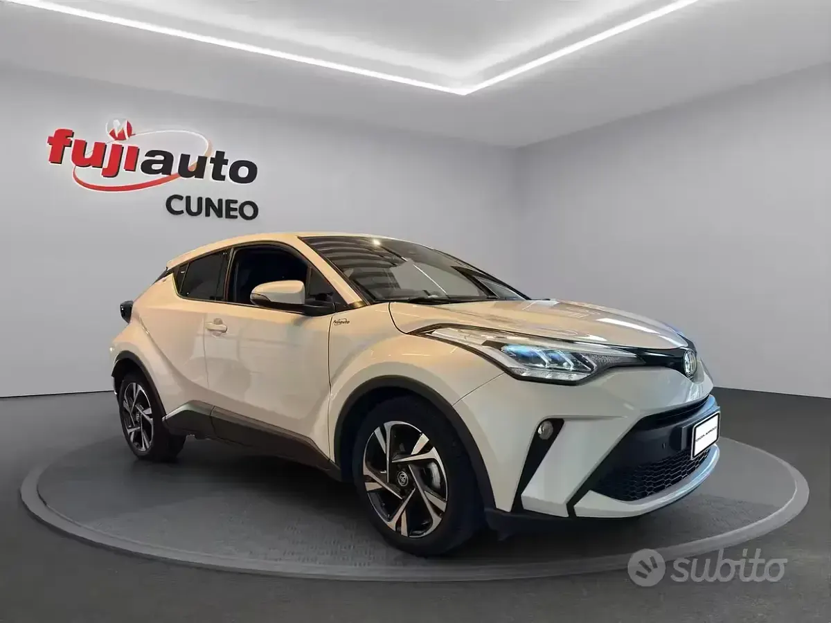 Usata Toyota C-HR Trend 122 CV (89 kW) 2022 Pearl white SUV
