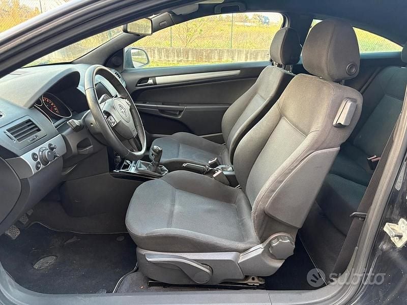 Usata Opel Astra GTC 110 CV (80 kW) 2010 Nero Berlina