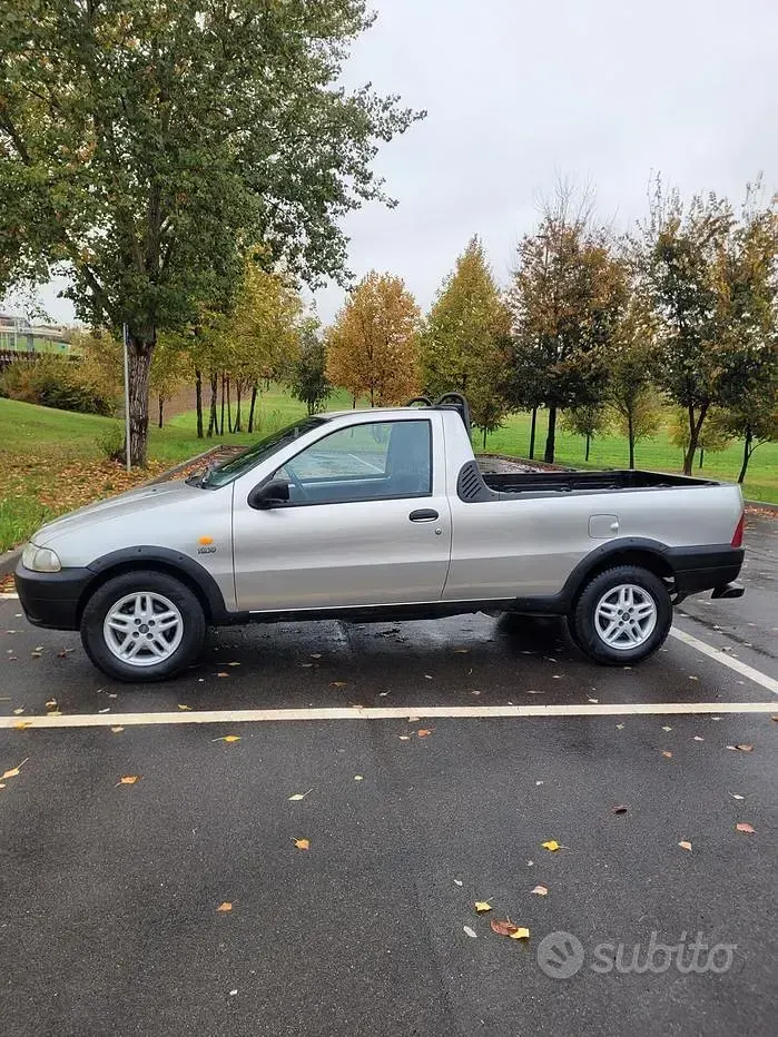Usata Fiat Strada 69 CV (50 kW) 2000 Grigio Pick-up