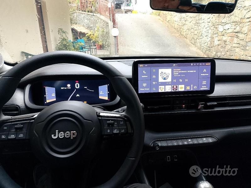 Usado Jeep Avenger Altitude 101 HP (74 kW) 2023 Preto SUV