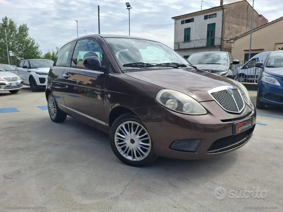Usata Lancia Ypsilon Platinum 69 CV (50 kW) 2011 Viola Utilitaria