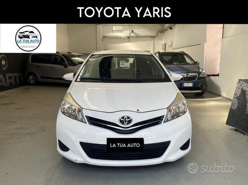 Usata Toyota Yaris Sol 99 CV (72 kW) 2013 Bianco Berlina