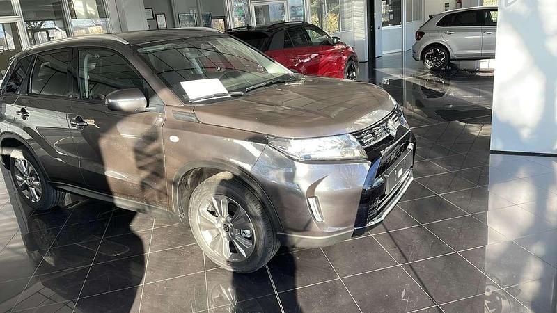Grigio Nuova 2026 Suzuki Vitara Cool SUV | 27.100 € - Immagine 1/4