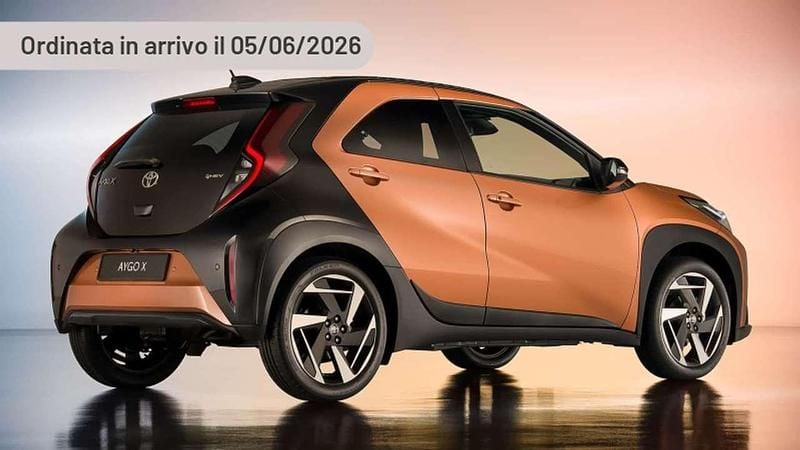 Argento Nuova 2025 Toyota Aygo X Sport SUV | 22.970 € (Buon prezzo) - Immagine 1/4