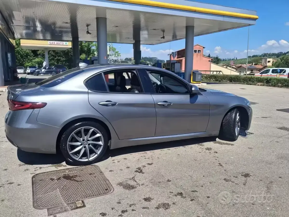 Usata Alfa Romeo Giulia 150 CV (110 kW) 2018 Grigio Berlina