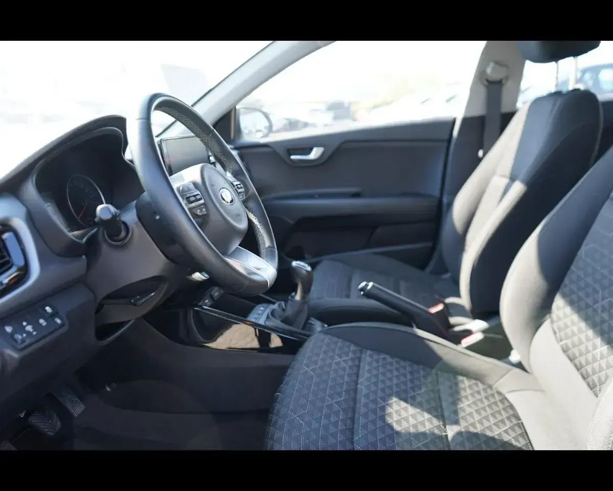 Usata Kia Rio Style 100 CV (73 kW) 2021 Grigio met Berlina