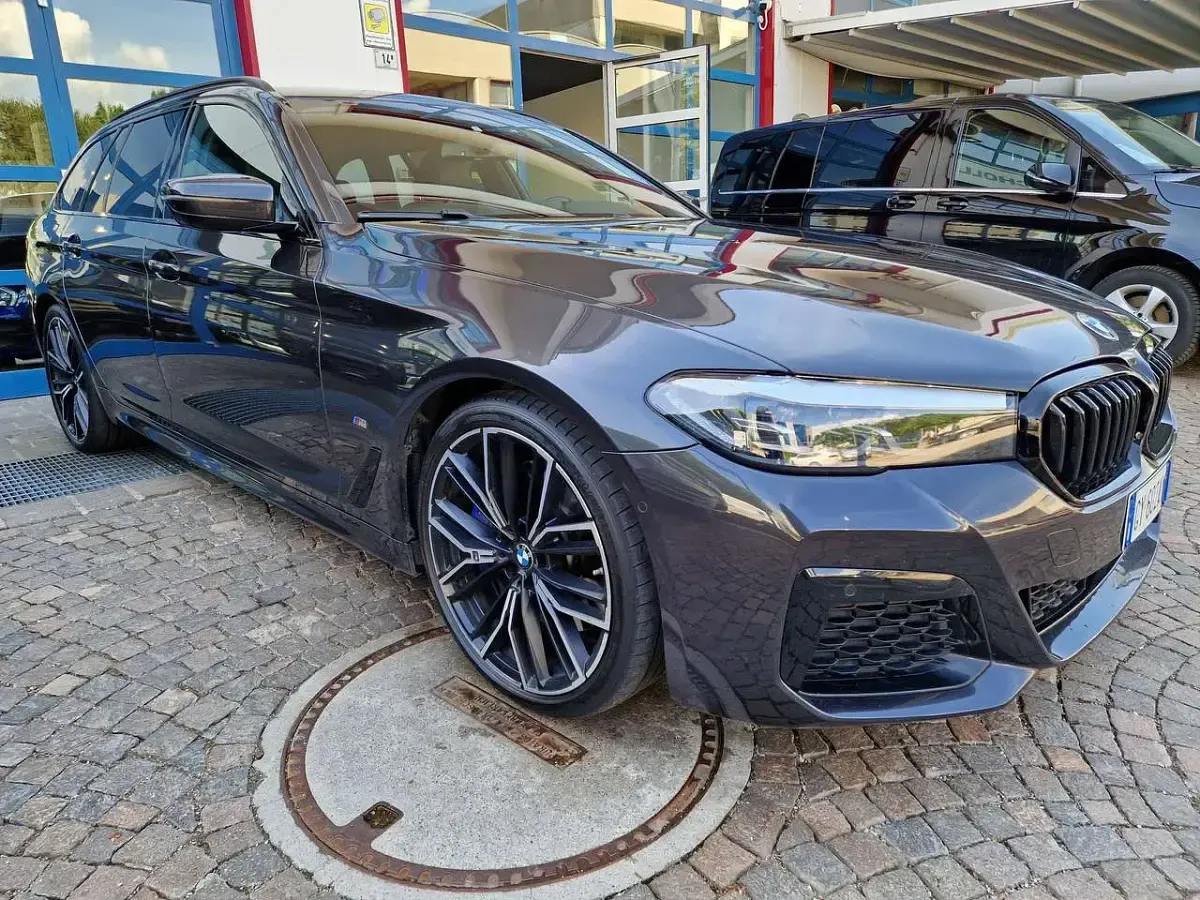 Usata BMW 530 M Sport 286 CV (210 kW) 2023 Sophistograu brillanteffekt Station wagon
