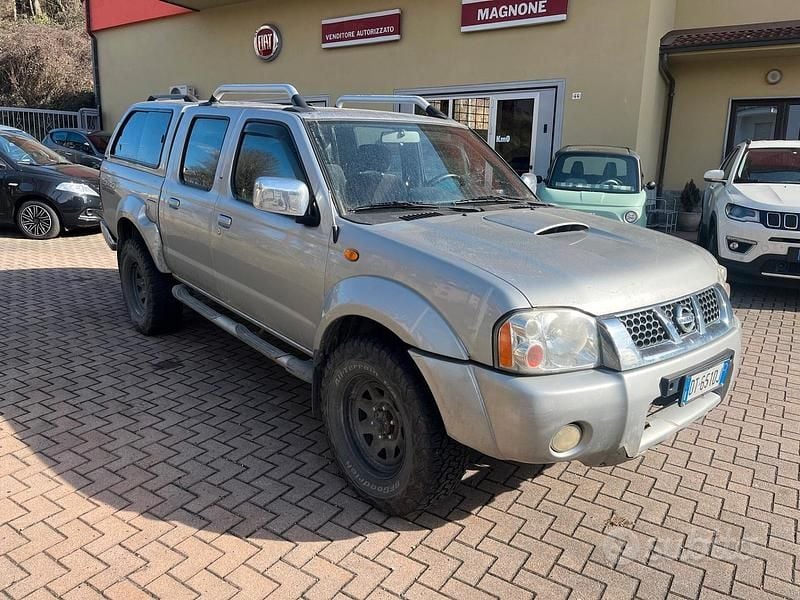 Usata Nissan Navara 133 CV (97 kW) 2005 Grigio Pick-up