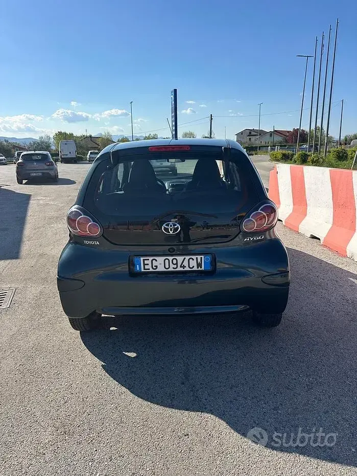Usata Toyota Aygo 68 CV (50 kW) 2011 Grigio Utilitaria