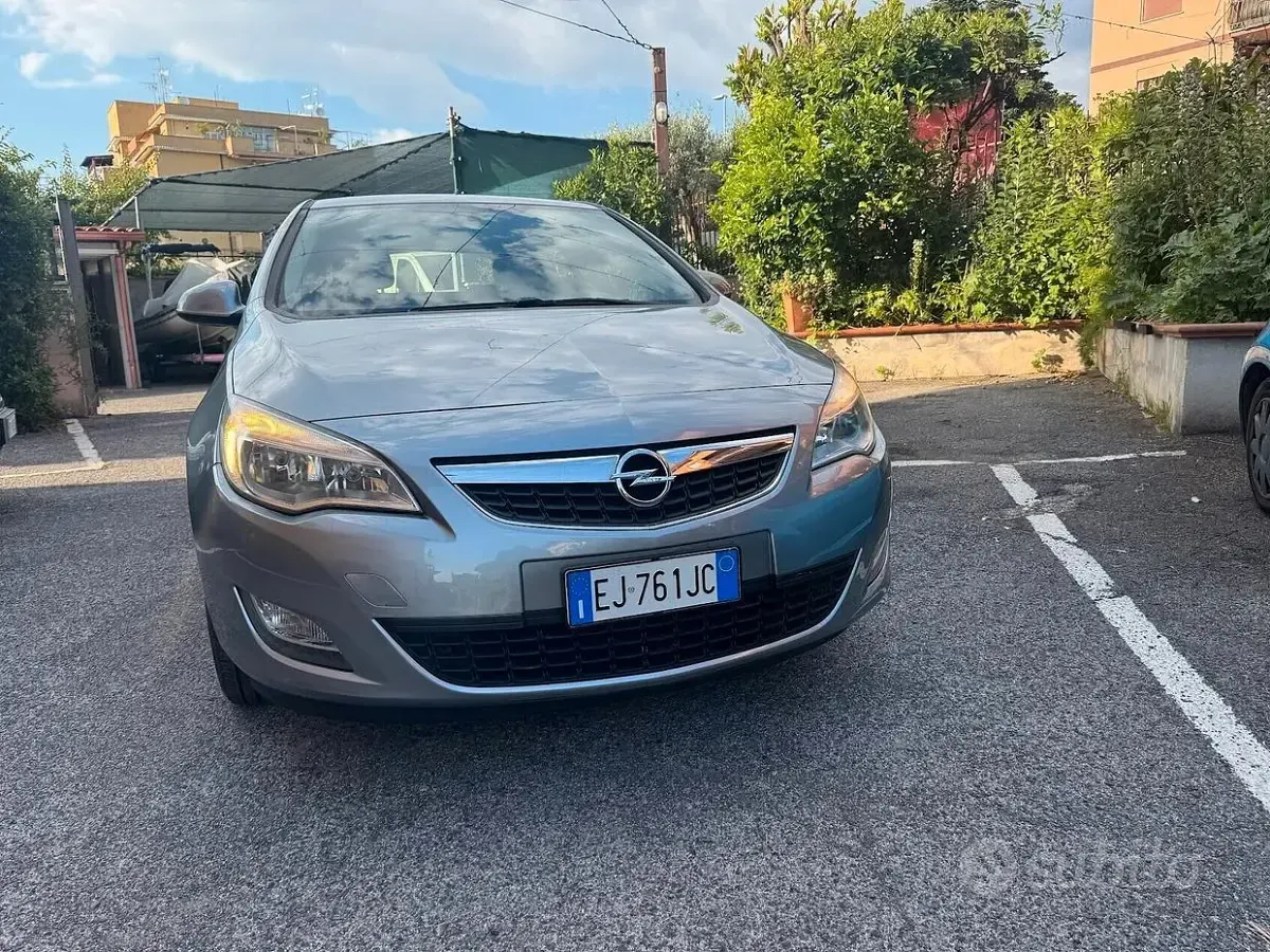 Usata Opel Astra 101 CV (74 kW) 2011 Grigio Berlina