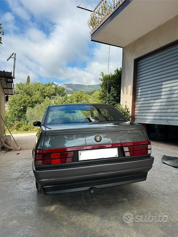 Usata Alfa Romeo 75 110 CV (80 kW) 1989 Grigio Berlina