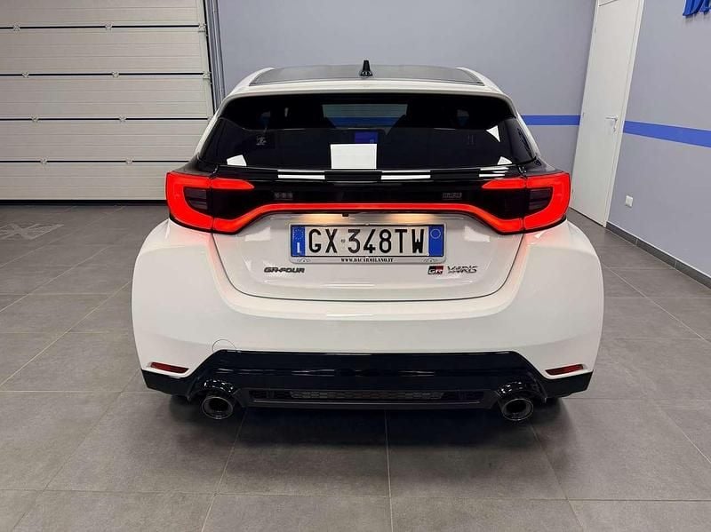 Usata Toyota Yaris 280 CV (205 kW) 2025 Bianca Utilitaria