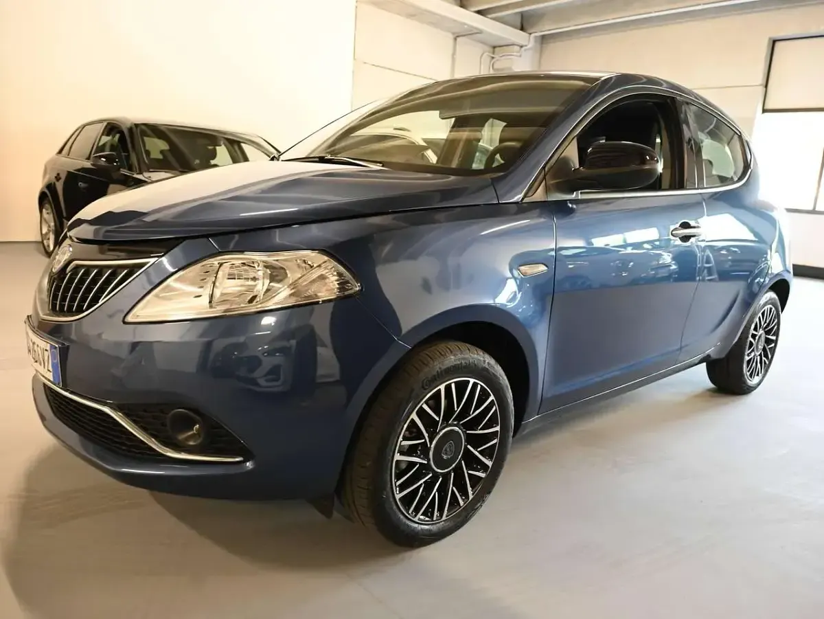 Usata Lancia Ypsilon Gold 69 CV (50 kW) 2024 Blu/azzurro Utilitaria