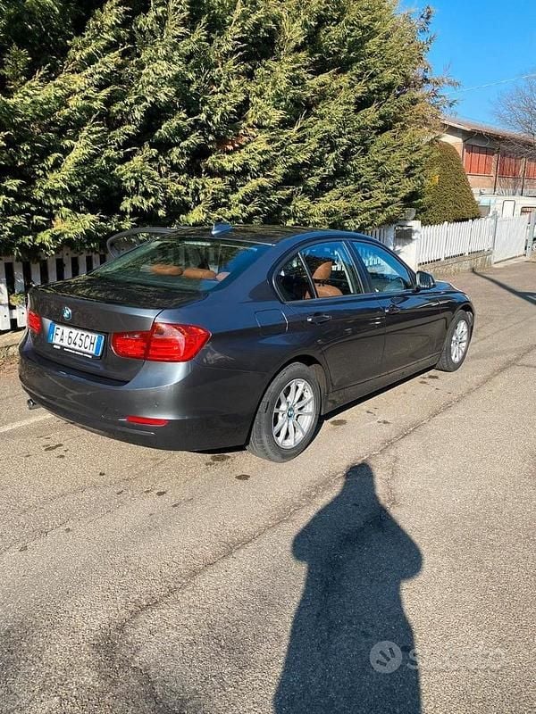 Usata BMW 318 Comfort Edition 143 CV (105 kW) 2015 Grigio Berlina