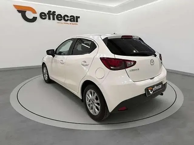 Begagnad Mazda 2 Exceed 105 HK (77 kW) 2016 Vit Sedan