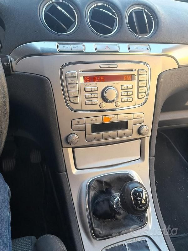 Begagnad Ford S-MAX 140 HK (102 kW) 2007 Svart Minibuss