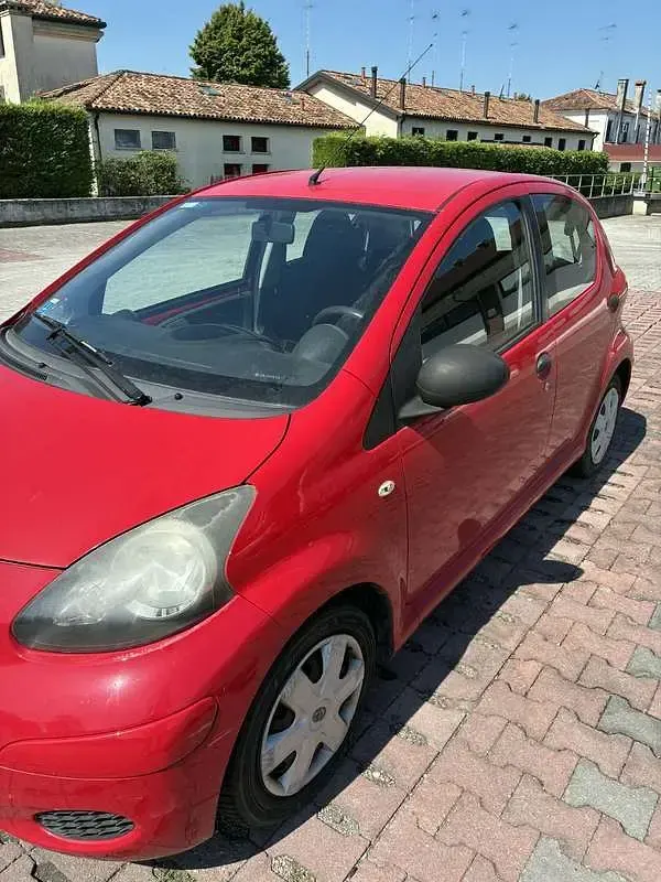 Usata Toyota Aygo Sol 68 CV (50 kW) 2009 Rosso Utilitaria
