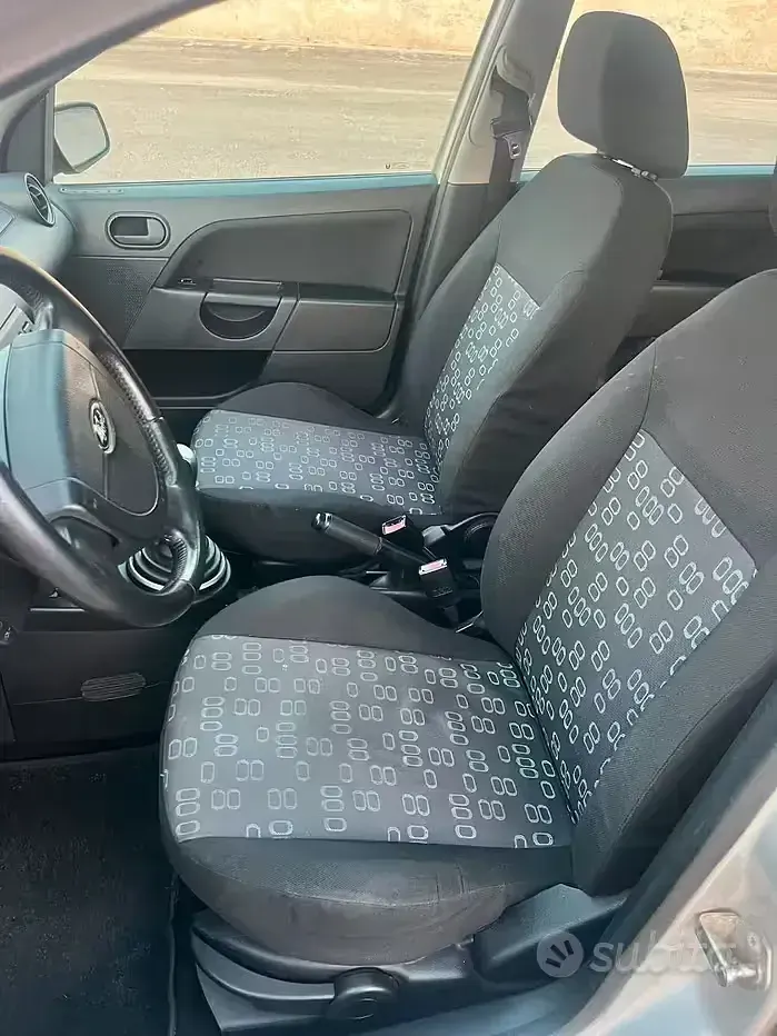 Usata Ford Fiesta 68 CV (50 kW) 2005 Grigio Utilitaria