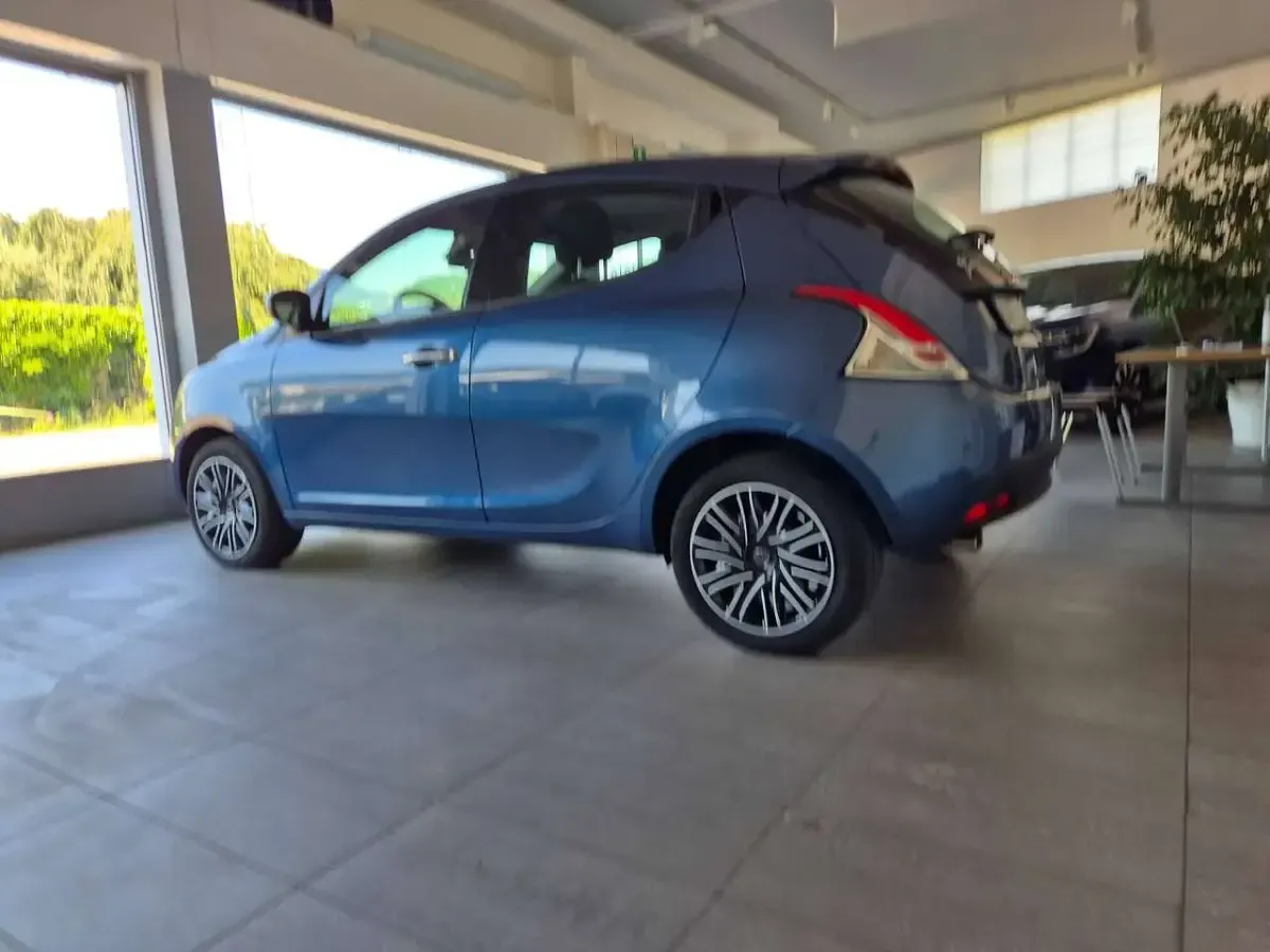 Usata Lancia Ypsilon Gold 69 CV (50 kW) 2023 Blu/azzurro Utilitaria