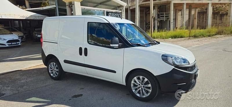 Usata Fiat Doblò Lounge 105 CV (77 kW) 2020 Bianco Monovolume