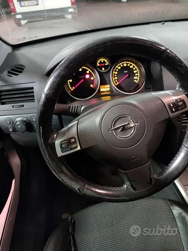 Grigio Usata 2004 Opel Astra Tre volumi | 800 € - Immagine 1/4