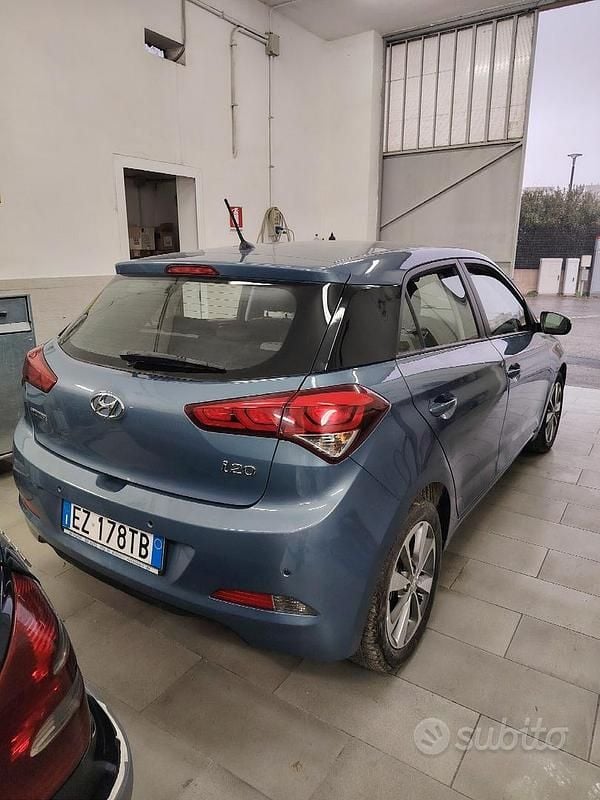 Usata Hyundai i20 Style 75 CV (55 kW) 2015 Grigio Utilitaria