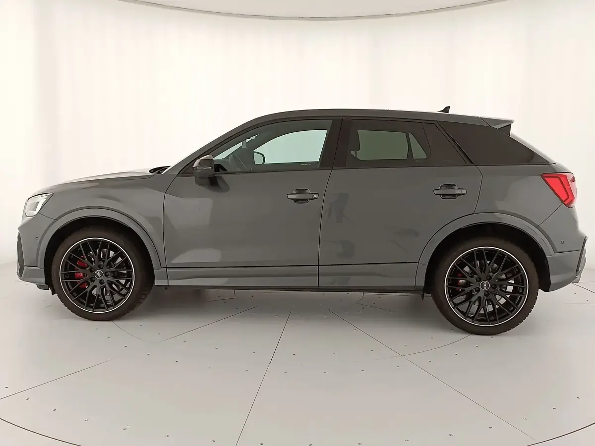 Usata Audi Q2 Sport 300 CV (220 kW) 2023 Grigio daytona perlato SUV