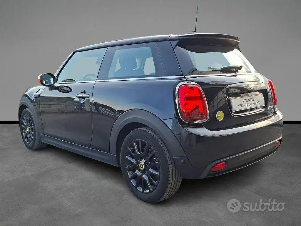 Usata Mini Cooper SE Classic 75 kW (102 CV) 2022 Nero / metallizzato Utilitaria