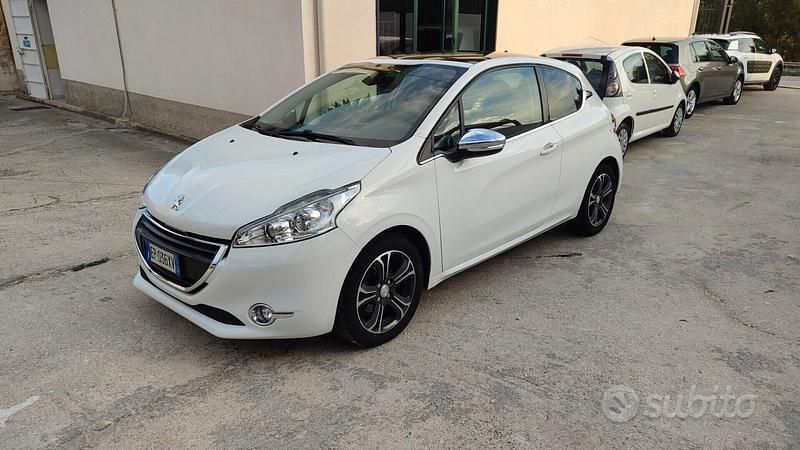 Usata Peugeot 208 68 CV (50 kW) 2013 Bianco Utilitaria