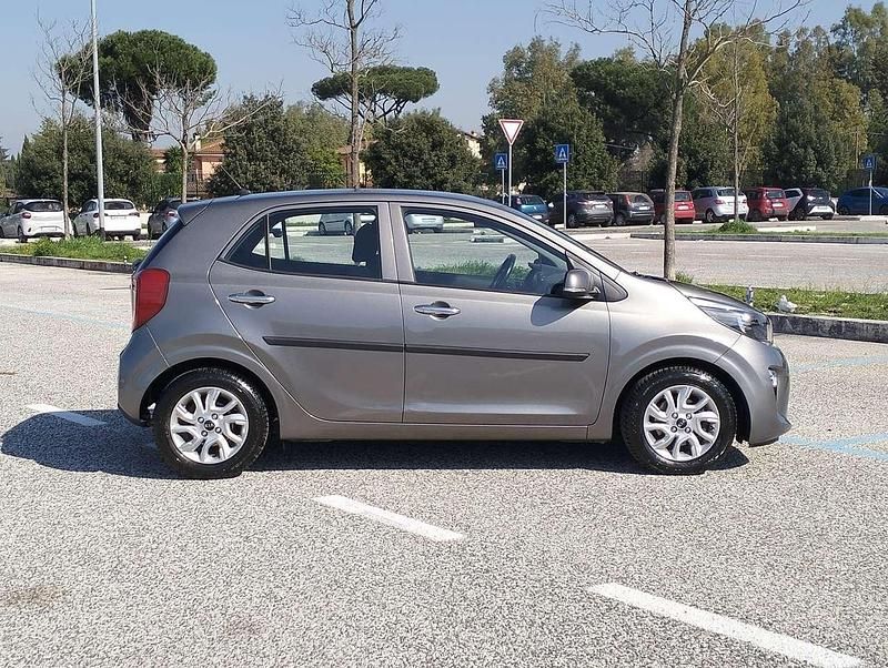 Usata Kia Picanto 65 CV (47 kW) 2018 Astro gray Utilitaria