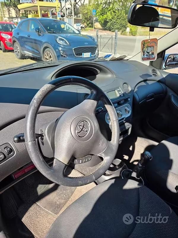 Usata Toyota Yaris Sol 75 CV (55 kW) 2004 Blu Berlina