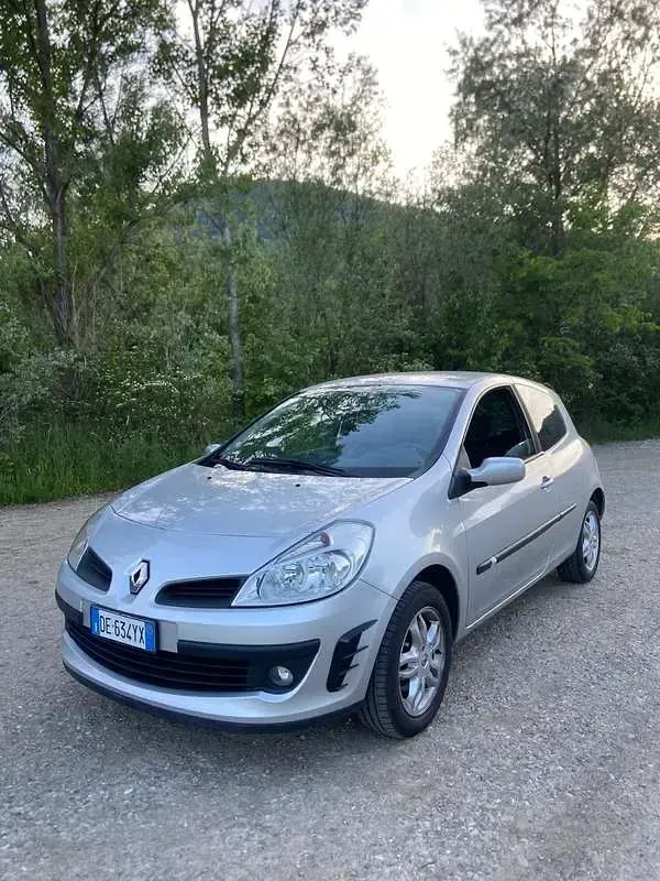 Usata Renault Clio II Dynamique 75 CV (55 kW) 2007 Berlina