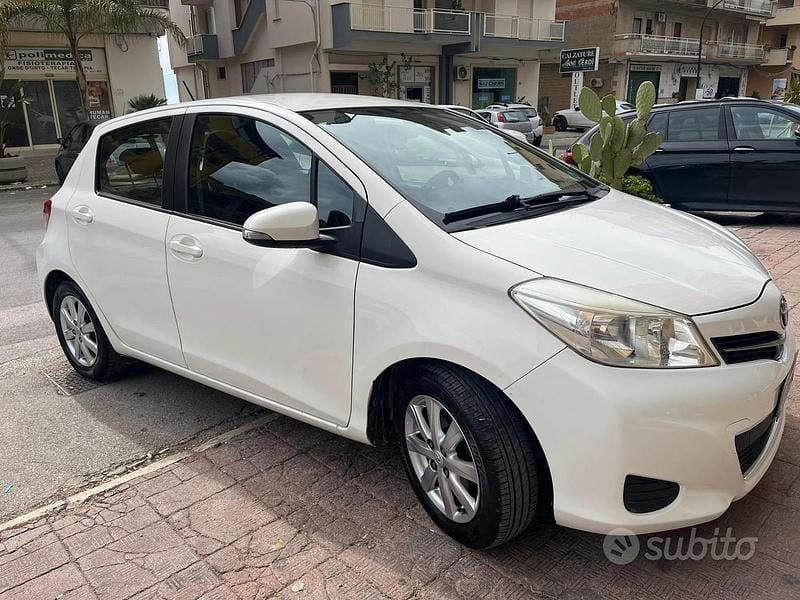 Usata Toyota Yaris Lounge 90 CV (66 kW) 2012 Bianco Utilitaria