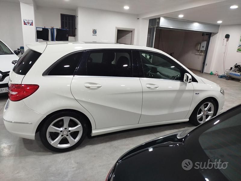 Usata Mercedes B200 Premium 136 CV (100 kW) 2015 Bianco Utilitaria