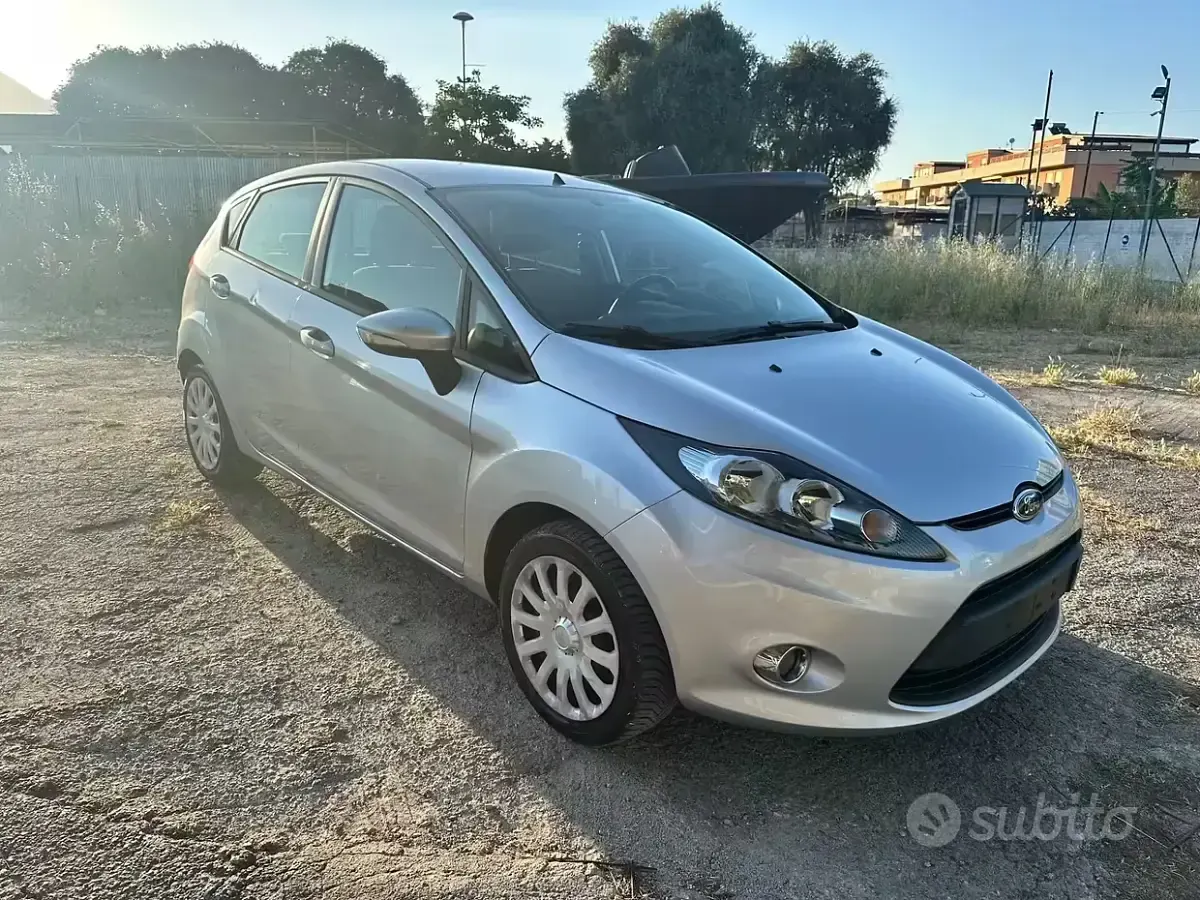 Usata Ford Fiesta Titanium 70 CV (51 kW) 2012 Grigio Berlina
