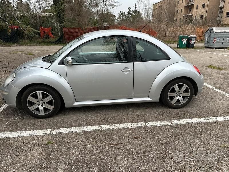 Usata VW New Beetle 102 CV (75 kW) 2006 Grigio Utilitaria