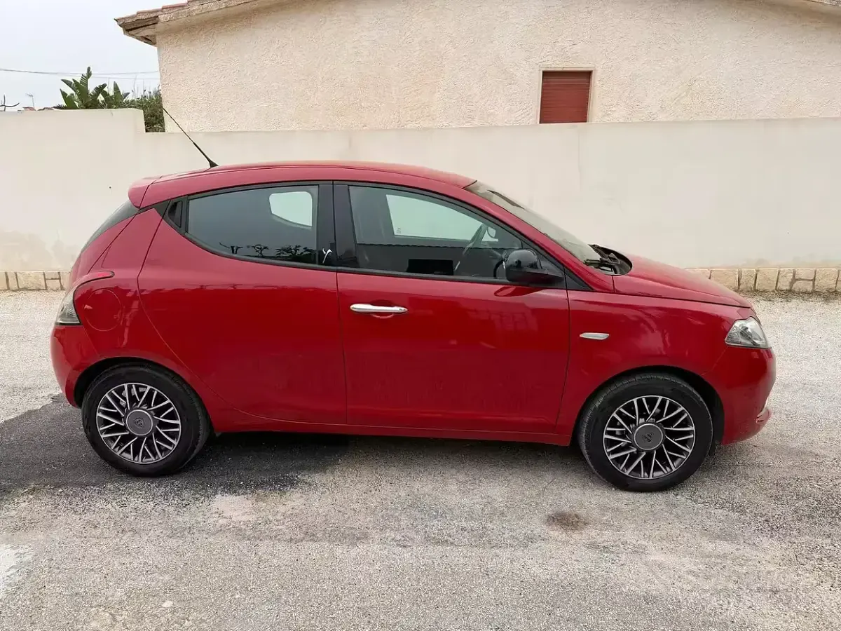 Usata Lancia Ypsilon Gold 69 CV (50 kW) 2016 Rosso Utilitaria
